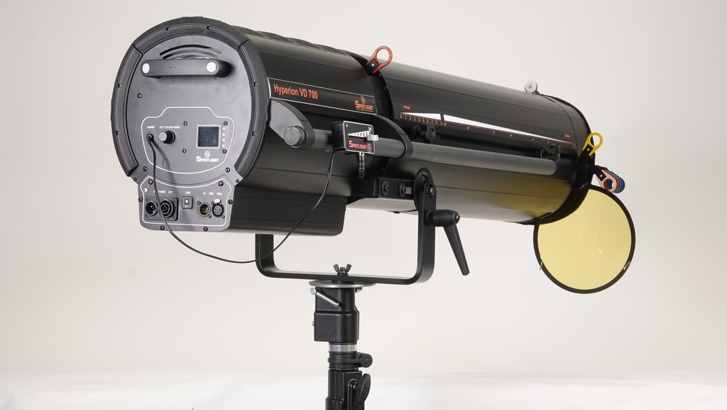 Followspot LED 700W, zoom 04°-10°, white 5600K, DMX, frost filter, built-in colour changer, double-side handle, mobile linear fader box for manual dimming with 2m cable,
Wooden-Crate packing included