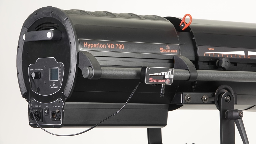 Followspot LED 700W, zoom 04°-10°, white 5600K, DMX, frost filter, built-in colour changer, double-side handle, mobile linear fader box for manual dimming with 2m cable,
Wooden-Crate packing included