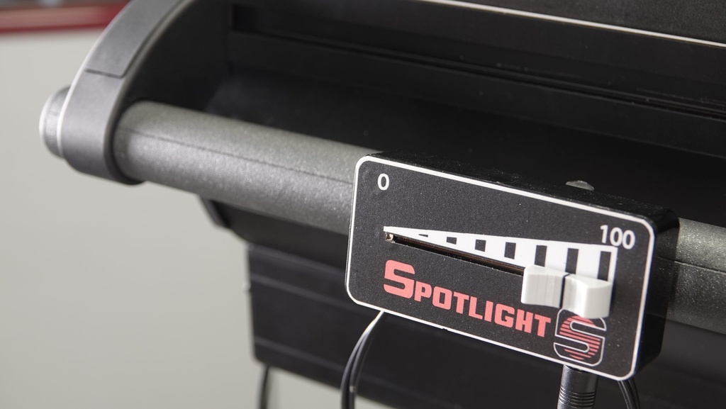 Followspot LED 700W, zoom 04°-10°, white 5600K, DMX, frost filter, built-in colour changer, double-side handle, mobile linear fader box for manual dimming with 2m cable,
Wooden-Crate packing included