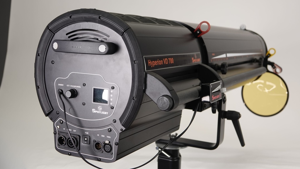 Followspot LED 700W, zoom 04°-10°, white 5600K, DMX, frost filter, built-in colour changer, double-side handle, mobile linear fader box for manual dimming with 2m cable,
Wooden-Crate packing included