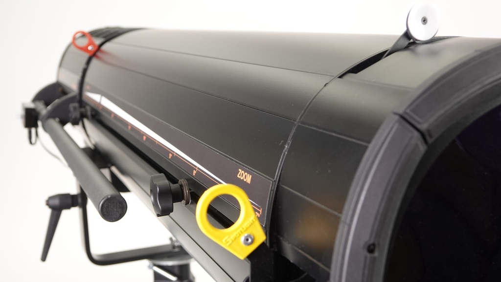 Followspot LED 700W, zoom 04°-10°, white 5600K, DMX, frost filter, built-in colour changer, double-side handle, mobile linear fader box for manual dimming with 2m cable,
Wooden-Crate packing included