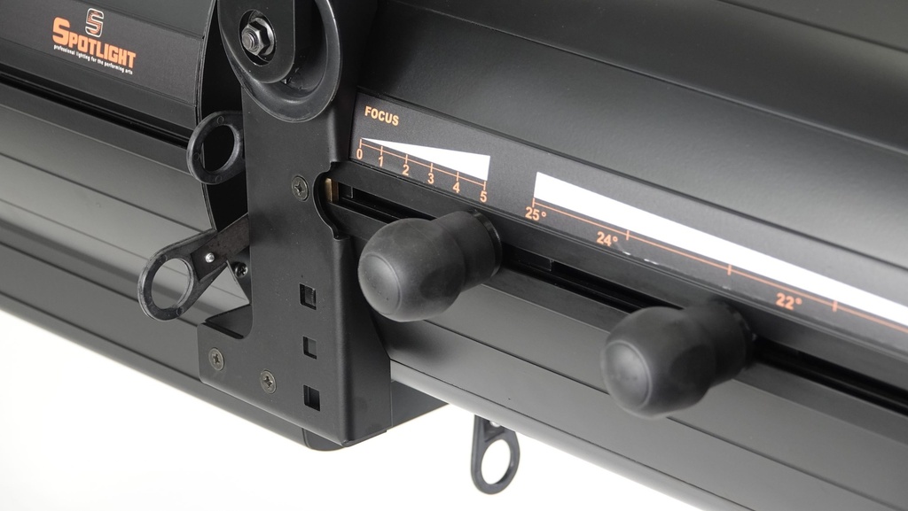 Profile LED 700W, zoom 20°-40°, white 3200K, DMX