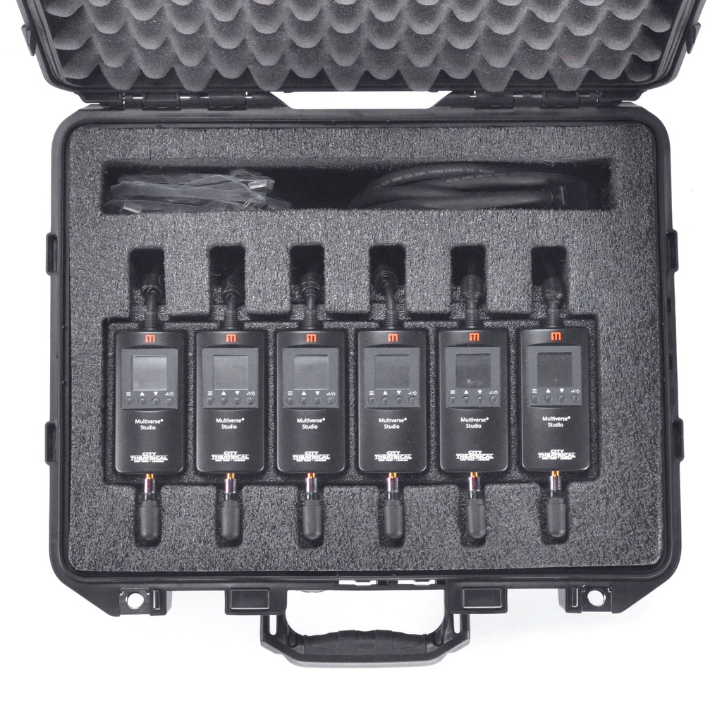 MULTIVERSE STUDIO ADD ON KIT 2.4GHz; valise avec chargeur intégré avec 6 récepteurs sur batterie MULTIVERSE-ST-RX avec alimentations individuelles et cordons USB-A vers USB-C.